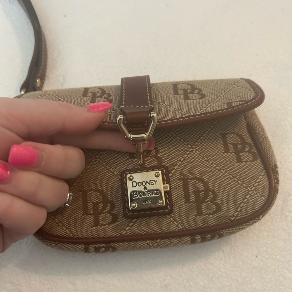 Dooney & Bourke light brown tan monogram wristlet gold front lock - Picture 8 of 8
